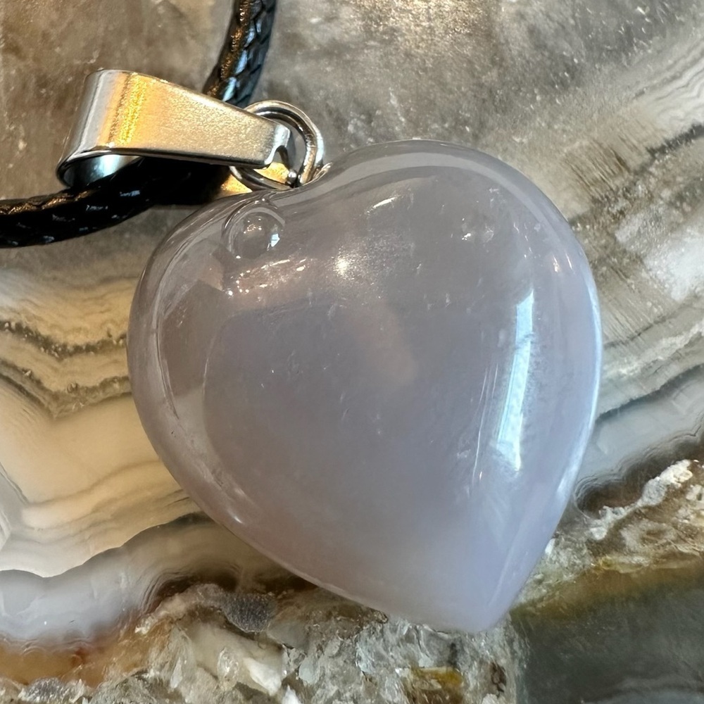 3095 Chic Heart Polished Stone Pendant Necklace in Silver and Black